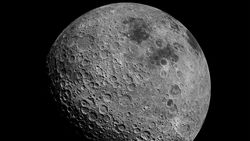 Ay'daki kutuplar 300 km kadar hareket etti.