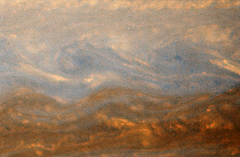 Satürn’deki bulutların kızılötesi görüntüsü.