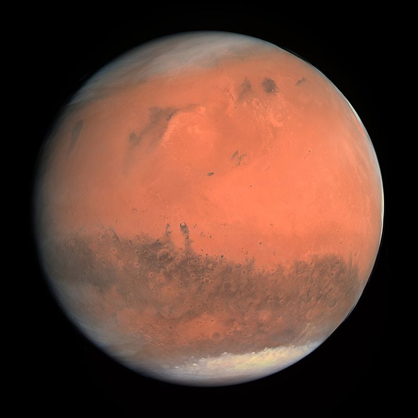 Mars, kutup bölgelerinin beyazlık kattığı ve koyu renkli yamalı bölgeler içeren kızıl gezegendir.