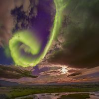 İzlanda Uçurumu Üzerinde Sarmal Aurora