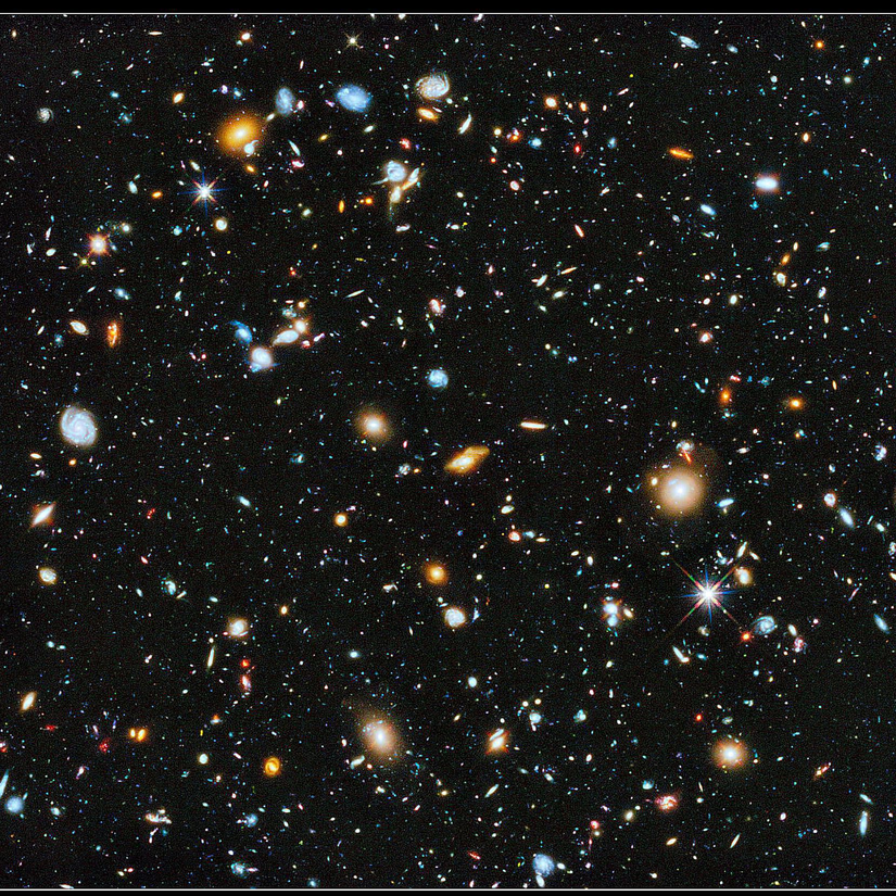 Uzay, ışık kaynakları ile doludur; ancak uzayın kendisi ışıkla dolu değildir. Bu fotoğrafta, Hubble Uzay Teleskobu ile çekilmiş yüzlerce galaksiyi görmektesiniz. O galaksilerin her birinin içinde yüz milyarlarca yıldız bulunuyor!