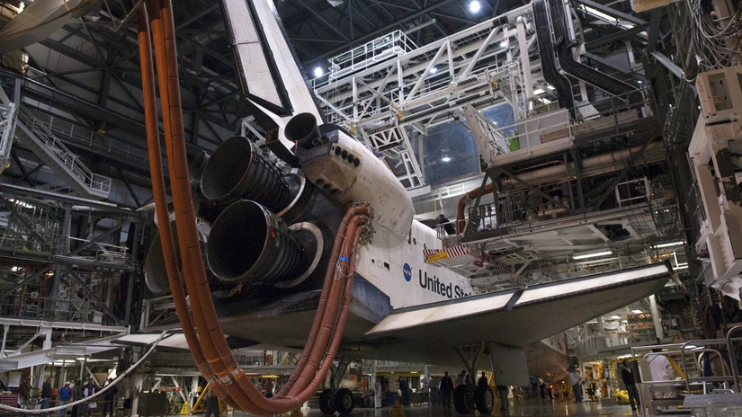 Endeavour OPF-2'de işlemden geçiriliyor. Columbia son görevini yerine getirirken Atlantis de benzer bir durumdaydı.