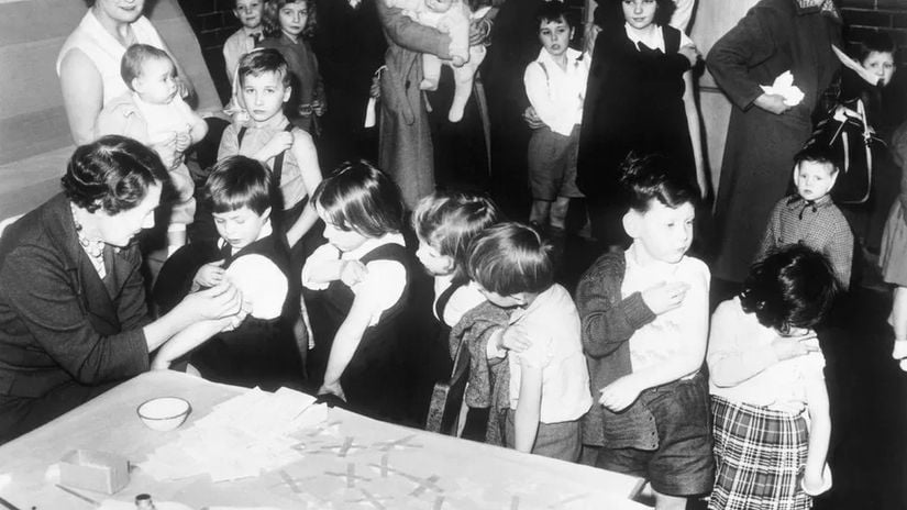 1962 yılında İngiltere'de çiçek virüsü aşısı olan öğrenciler