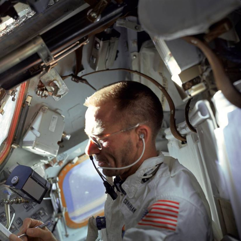 NASA astronotu Walter Cunningham, özel olarak üretilen Fisher Uzay Kalemi ile yazı yazarken...