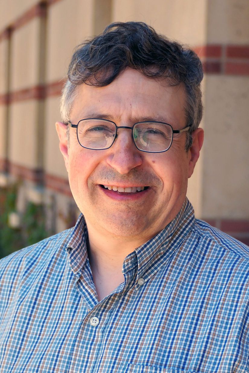 Zvi Bern, Los Angeles California Üniversitesi'ndeki Bhaumik Teorik Fizik Enstitüsü'nde teorik parçacık fizikçisi.