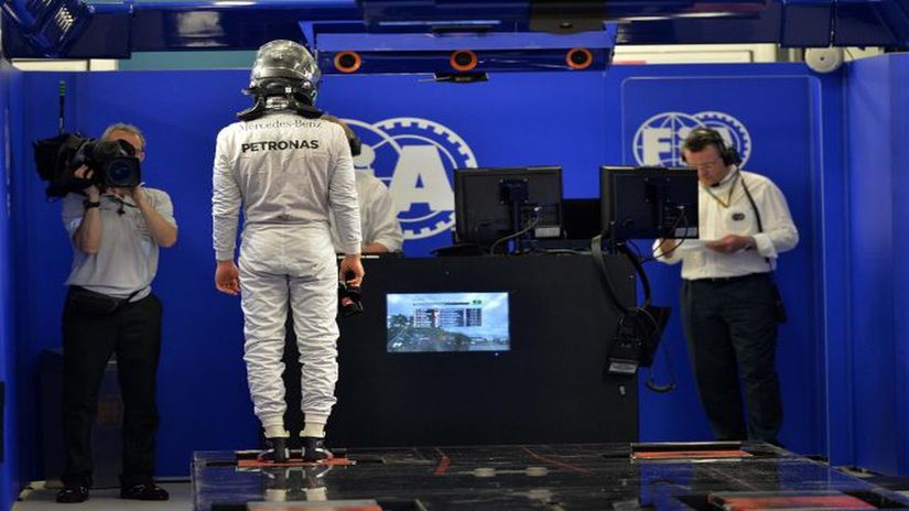 F1 yarışlarının denetimi ve organizasyonundan sorumlu FIA yetkilileri yarış sonrası ölçümleri yapıyor.