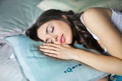 Uyku evrimsel süreçte neden elenmemiştir?