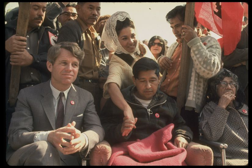 Cesar Chavez, işçi haklarına dikkat çekmek için başladığı açlık grevi sayesinde Amerikalı Başsavcı Robert Kennedy'nin bile dikkatini çekmeyi başarmıştı.