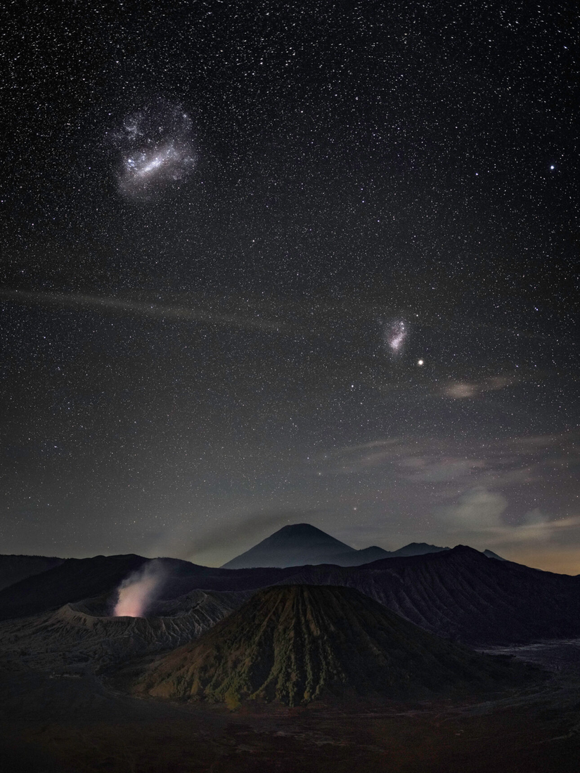 Büyük ve küçük Macellan Bulutları, Endonezya’daki Bromo Semeru Tengger Ulusal Parkı’nda bulunan Bromo Dağı’nın üzerinde görülüyor.