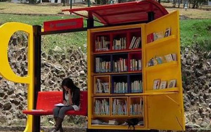 Bogota, Kolombiya'daki otobüs duraklarına konulan kitaplıklar... Ülkemiz her geçen gün kitaplardan daha uzaklaşırken, bazı diğer ülkeler ısrarla halkını kitaba, bilime, sanat yöneltmeyi hedefliyor. Japonya, Amerika Birleşik Devletleri, vb. ülkelerden sonra şimdi de Kolombiya'da harika bir uygulama başlatıldı: Otobüs Durakları Kütüphanesi. Bu kütüphaneler, esasında birer otobüs durağı veya herhangi bir dinlenme bankı görevi görecek şekilde yerleştiriliyor. Bu görselde görülmese de, haftada 12 saat süreyle başlarında gönüllü (ve cüzi ücretli) görevliler bulunuyor, duraktaki insanları kitap okumaya teşvik ediyorlar. Bu sayede, otobüs beklerken geçirecekleri zamanı, faydalı bir amaç için kullanmış oluyorlar. İşte algı budur. İşte sorumluluk budur. Umuyoruz bu günleri ülkemizde görebiliriz.