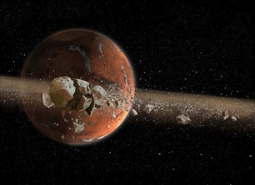 Bir gün, Mars'ın uydusu Phobos, alçaltıcı yörüngesinde belirli bir noktayı geçecek ve gelgit kuvvetleri tarafından parçalanarak bir halka oluşturacak. Bu çizim, Phobos'u bu sürecin ortasında Kızıl Gezegene bakan bir şekilde gösteriyor.