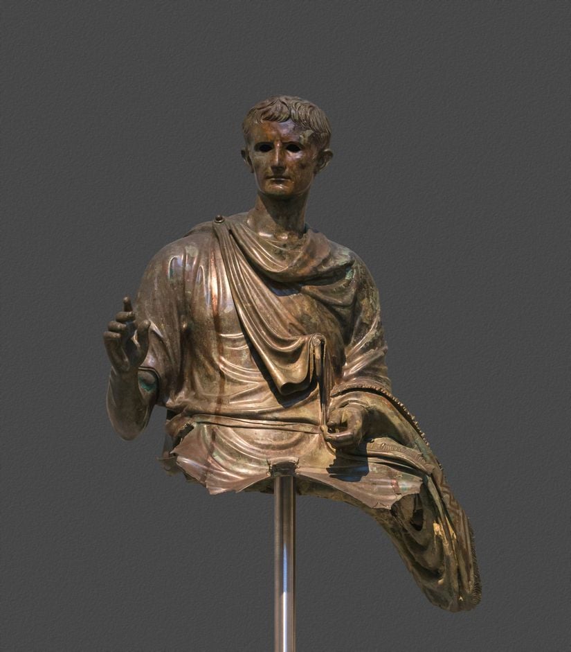Vernikli bronz bir heykel