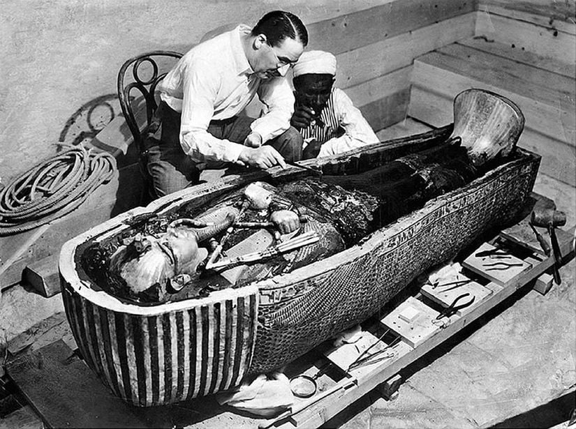 Görsel 1: Howard Carter, firavunun hemen yanında.