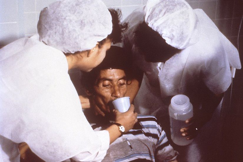 1992 yılında kolera hastasına oral rehidrasyon (ORS) tedavisi.