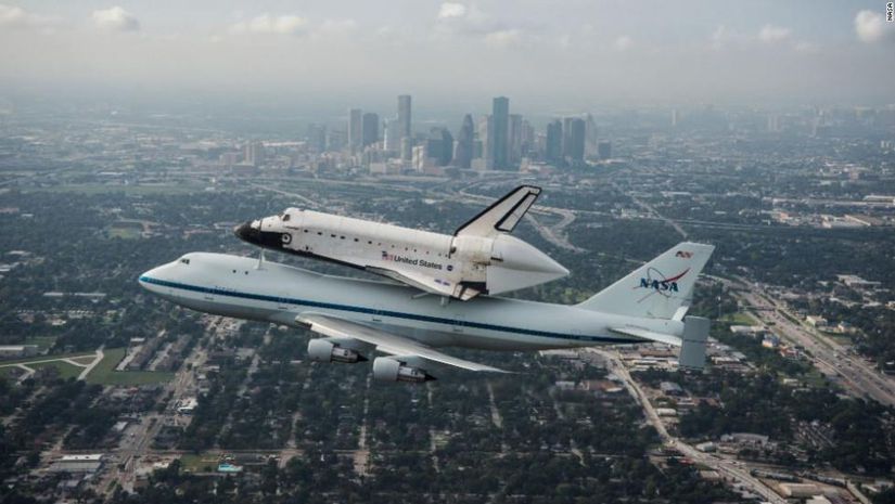 2011 yılında emekliye ayrılan Uzay Mekiği Endeavor'un Los Angeles'taki bir müzeye taşınmak için Boeing-747 üzerindeki son uçuşu.