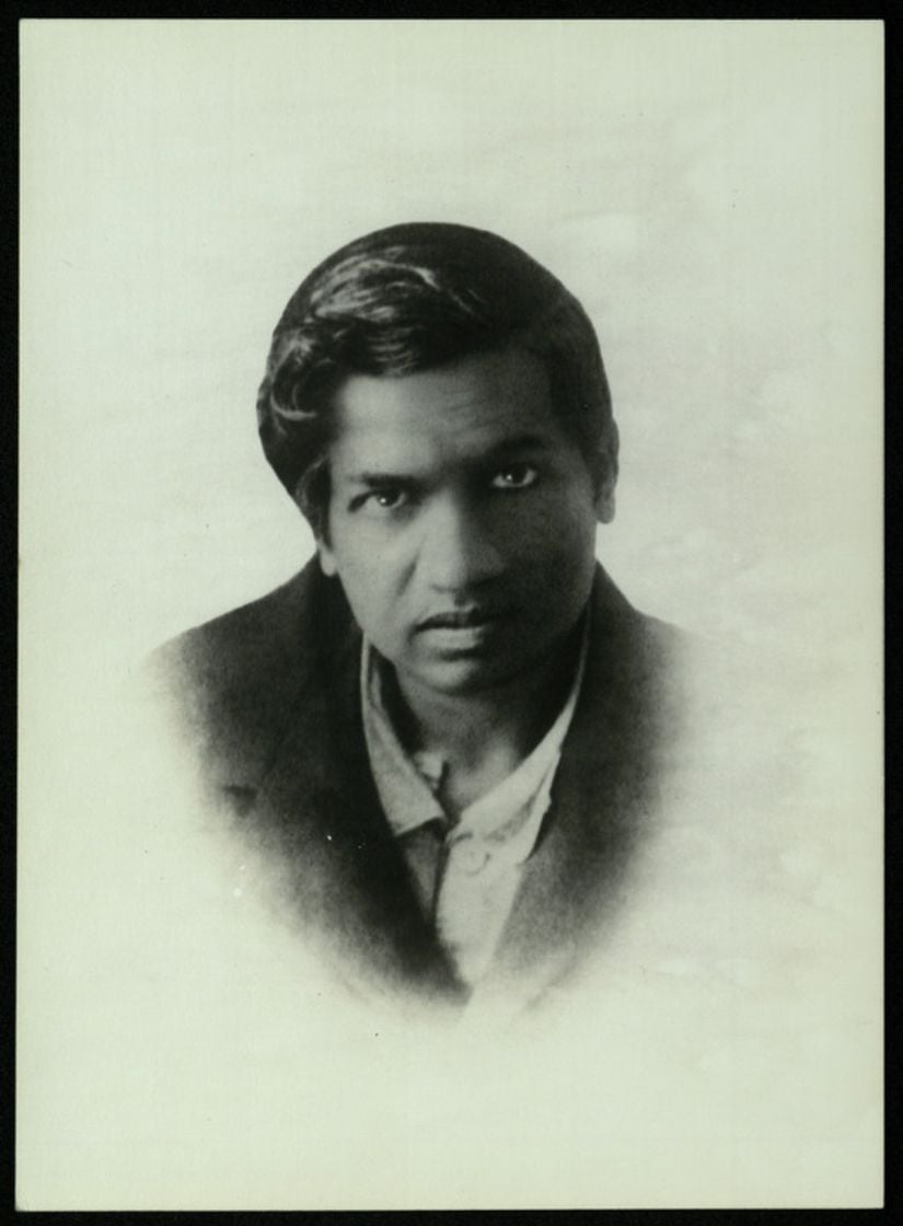 Ramanujan'ın 1913'te çekilen pasaport fotoğrafı.