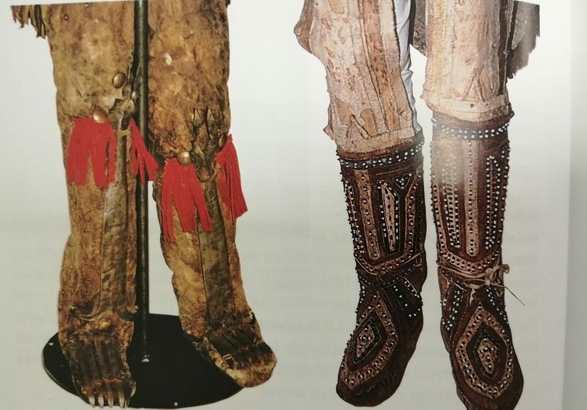 Ayı tırnaklı Selkup şaman ayakkabısı (sol) ve Evenki şaman çizmesi (sağ).