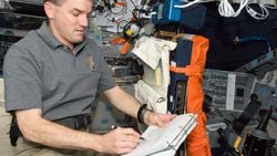 Uzay Kalemi: NASA, Uzay Görevlerinde Neden Kurşun Kalem Kullanmadı da Milyon Dolarlık Özel Bir Kalem Üretti?