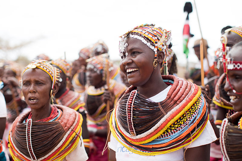 Bir kilise adama törenine katılan Rendille - Kenyalı kadınlar.