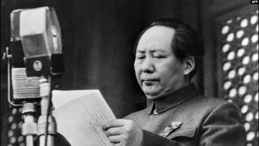 Mao Zedong, Çin Halk Cumhuriyeti'ni ilan ediyor.