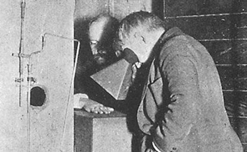 Thomas Edison ve Clarence Dally floroskop üzerinde çalışırken (Edison, Dally’nin elini inceliyor)