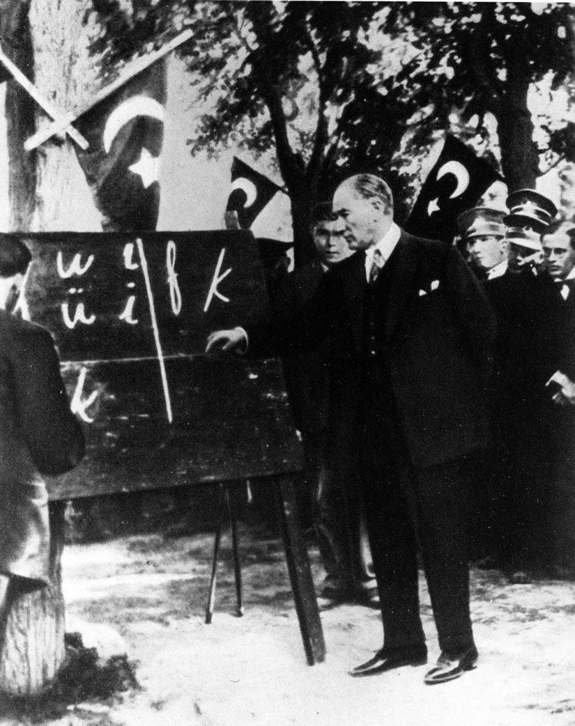 Atatürk, 20 Eylül 1928'de yeni Türk harflerini Kayseri'de tanıtıyor.
