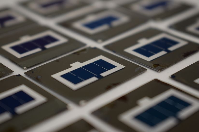 KAUST Fotovoltaik Laboratuvarı'nda üretmiş olduğumuz perovskit/silisyum tandem güneş pillerinin fotoğrafı.