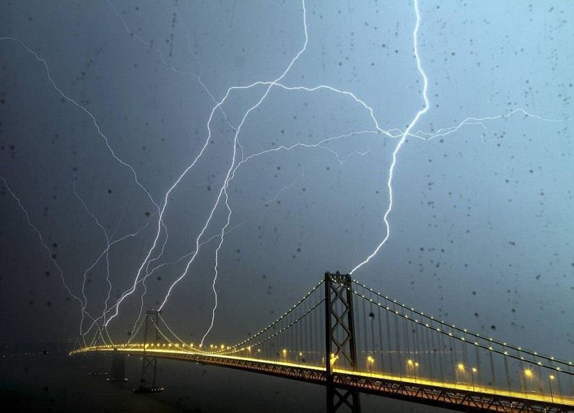 San Fransisco'da bulunan Bay Köprüsü'ne 8 yıldırımın üst üste düşmesini yakalayan bu fotoğraf, uzmanlar tarafında