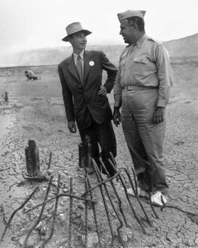 J. Robert Oppenheimer (sol) ve Gen. Leslie R. Grooves, Alamogordo New Mexico'da Trinity test bölgesindeli çelik kuleden kalanları inceliyor. 1945 Eylül