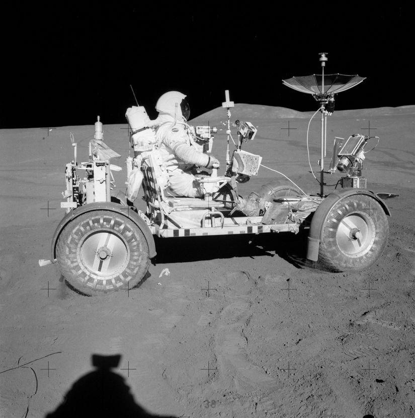 Görsel 10: Astronot David Scott, Ay Aracının (İng: Lunar Rover) üzerindeyken