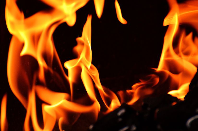 Yakılan her şeyin ateşe dönüşmesi gibi, ateşte her şeye dönüşmektedir, bu sebepten ötürü Herakleitos, ateşin arkhe olduğunu öne sürmüştür.