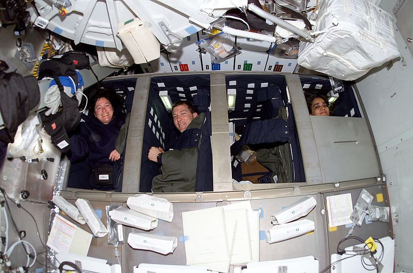 STS-107 görev uzmanları Laurel B. Clark, Rick D. Husband ve Kalpana Chawla Columbia'nın orta güvertesindeki yataklarında dinleniyorlar.
