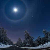 Kış Yolu Üzerinde Dörtlü Ay Halesi