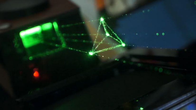Modern holografi teknolojisiyle üretilebilen bir şekil.
