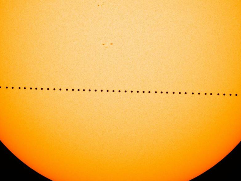 11 Kasım 2019'da gerçekleşen Merkür geçişi. Merkür, Dünya'dan bakıldığı zaman Güneş'in önünden "geçer".