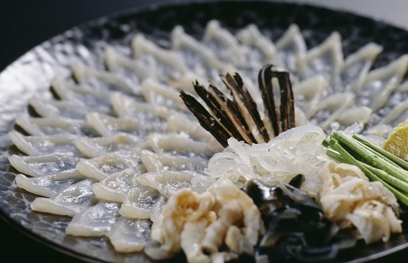Fugu balığı ince dilimler (sashimi) halinde servis edilir