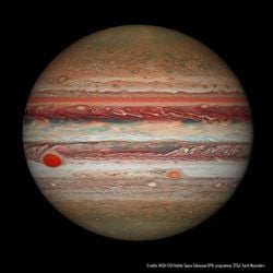 Hubble'dan Jüpiter ve Küçülen Büyük Kırmızı Leke