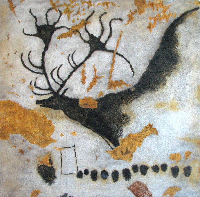 Fransa’da bulunan Lascaux Mağarası’ndaki 19 bin yıllık çizimler: Üstteki siyah çizim, soyu tükenmiş bir geyik türü olan Megaloceros’u gösterirken altta bir sıra halinde soyut anlama sahip olduğu düşünülen siyah noktalar görülüyor.