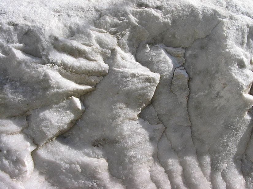 İtalya'da çıkarılan Carrara mermeri, karbonat minerallerinden oluşan metamorfik bir kayaç çeşididir.