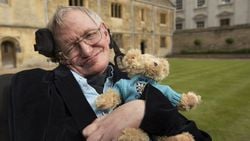 Stephen Hawking Kimdir? Nasıl Bir Hayat Geçirdi, Neleri Başardı ve Bilime Neler Kattı?