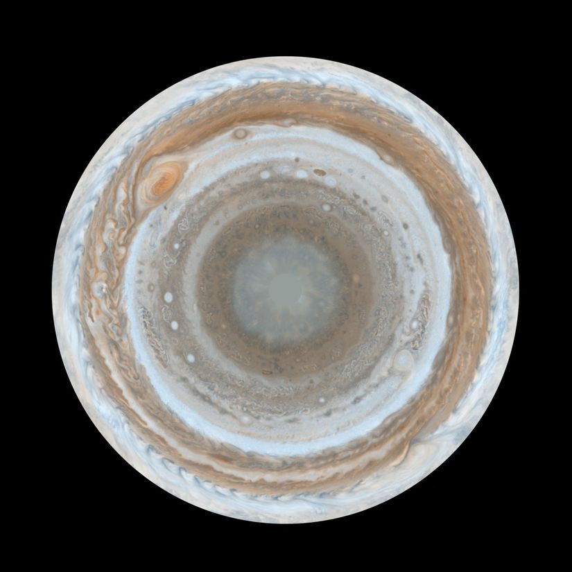 Jüpiter'in Güney Yarımküre'ye doğrudan bakıldığında nasıl göründüğünü anlamak isteyen bilim insanları, Cassini Uzay Aracı'nın gönderdiği 18 fotoğrafı birleştirerek bu kareyi elde ettiler. Bu fotoğraflar, Cassini'nin Satürn'e doğru giderken, 2000 yılında Jüpiter'e uğraması sırasında çekilmişti.