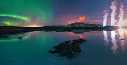 İzlanda Üzerinde Üç Kat Parlayan Bir Gece Gökyüzü