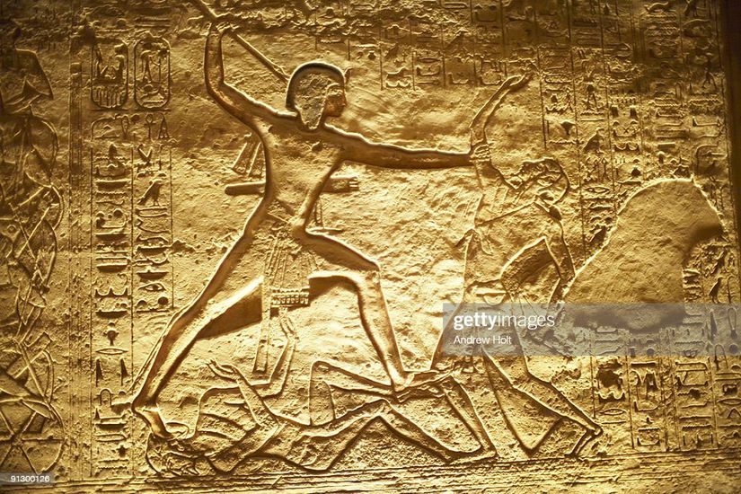 Abu Simbel'e çizilmiş, II. Ramses'in bir Hititliyi öldürdüğü oyma.