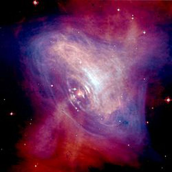 Yengeç Bulutsususunun optik ve X-ışını görüntülerinin birleştirilmesiyle oluşturulmuş fotoğraf. Nebula merkezindeki atarcanın oluşturduğu manyetik alan çizgileri gözlemlenebilir.