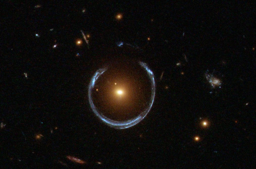 LRG 3-757 isimli galaksi, kütleçekimsel merceklenme etkisini harika bir şekilde göstermektedir. Fotoğraf, Hubble Uzay Teleskobu tarafından çekilmiştir.