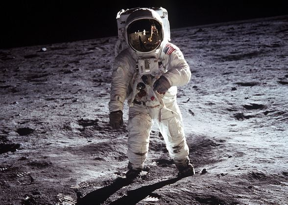 Aya ayak basan Buzz Aldrin' in fotoğrafı