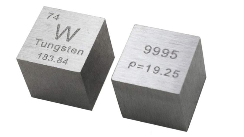 Tungsten elementinden oluşan küçük bir küp