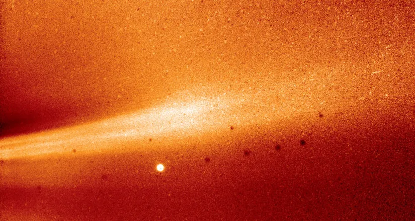 8 Kasım 2018'de Parker Güneş Sondasının Güneş yüzeyinin yaklaşık 27 milyon km ötesinden (Güneş plazmasının içinden) çekmiş olduğu fotoğraf. Işık şeridinin altında gözüken parlak yuvarlak nesne Merkür gezegenidir.
