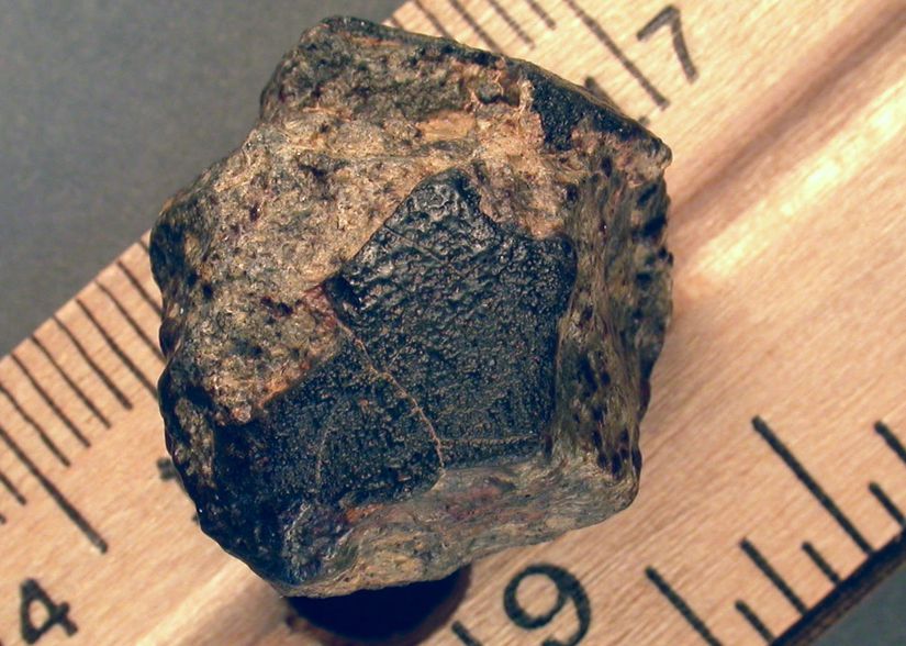 Daha uzun süre Dünya'da vakit geçirmiş meteroitlerde füzyon kabuğu kısmen veya tamamen dökülmüş olabilir. Bu örnek, Sahra Çölü'nde keşfedilmiş kondritik meteoritlerden biridir.