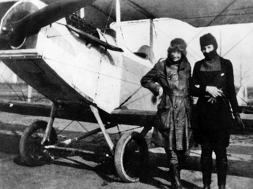Amelia Earhart, Neta Snook ile birlikte ilk uçuşunda.